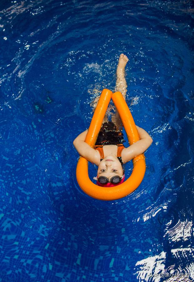 初学游泳下沉池底技巧,游泳初学者总是往下沉