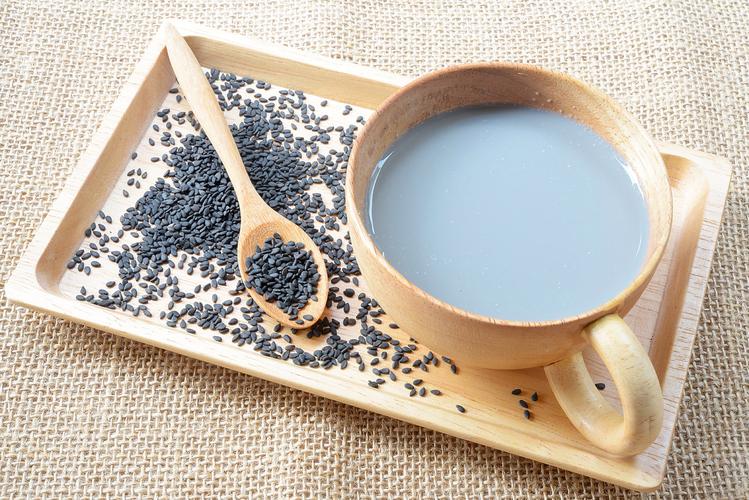 白头发越来越多缺少什么营养吗,白头发是缺乏什么营养吗