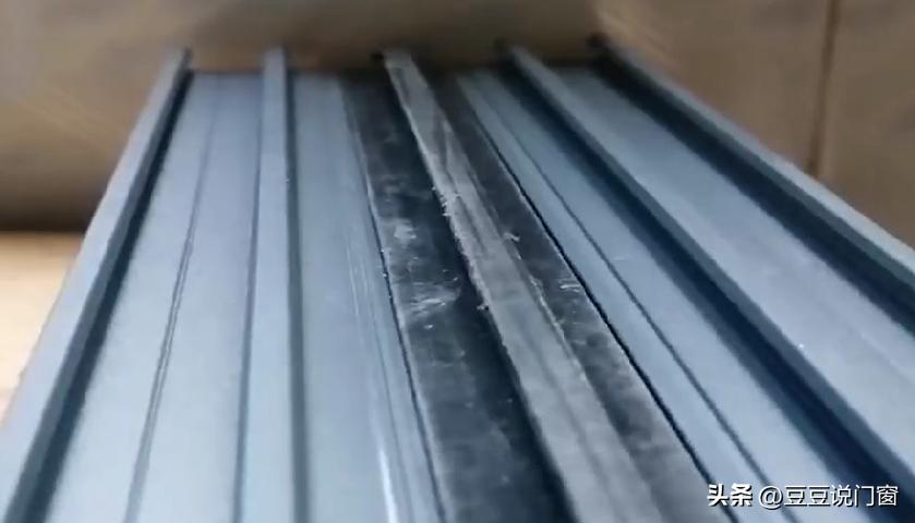 千万不要用这种断桥铝窗，比假断桥还差劲，不安全还容易漏水