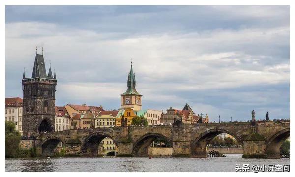 卡夫卡写变形记的背景,卡夫卡变形记的主旨