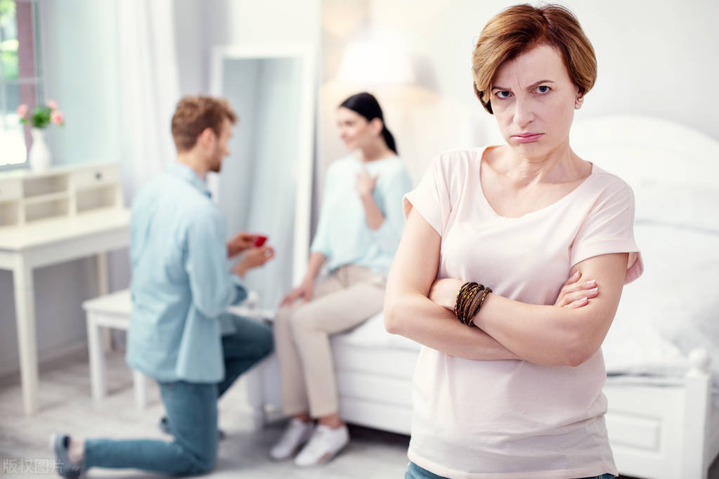 我33岁，婆婆一过节就暗示我送礼物，我送她珠宝，结果她急了