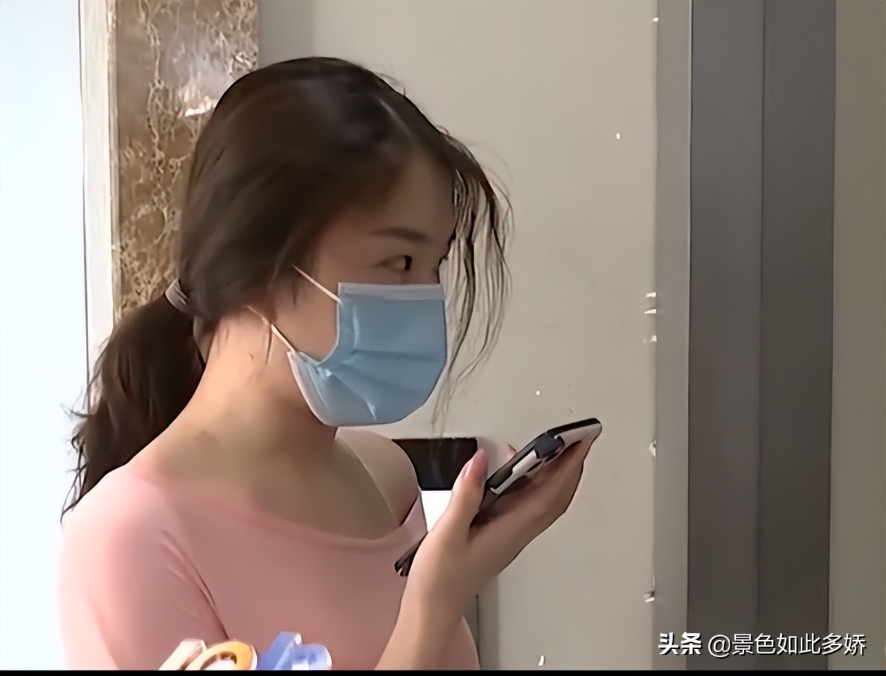 女子空调坏了师傅上门,空调坏了女人叫维修师过来修空调