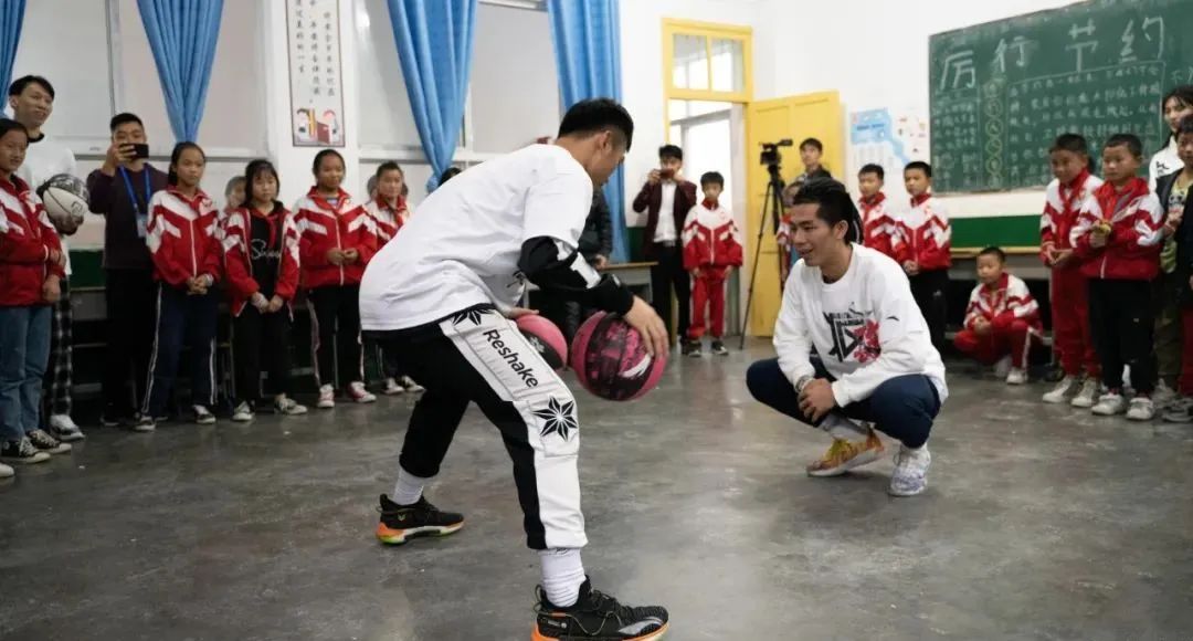 一记隔扣火上热搜！从街头草根到职业选手，“佛山林书豪”的故事太燃了|YOU趣青年荟