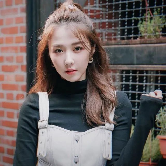 飞来横祸女子无辜被撞飞,飞来横祸女子家门口被撞