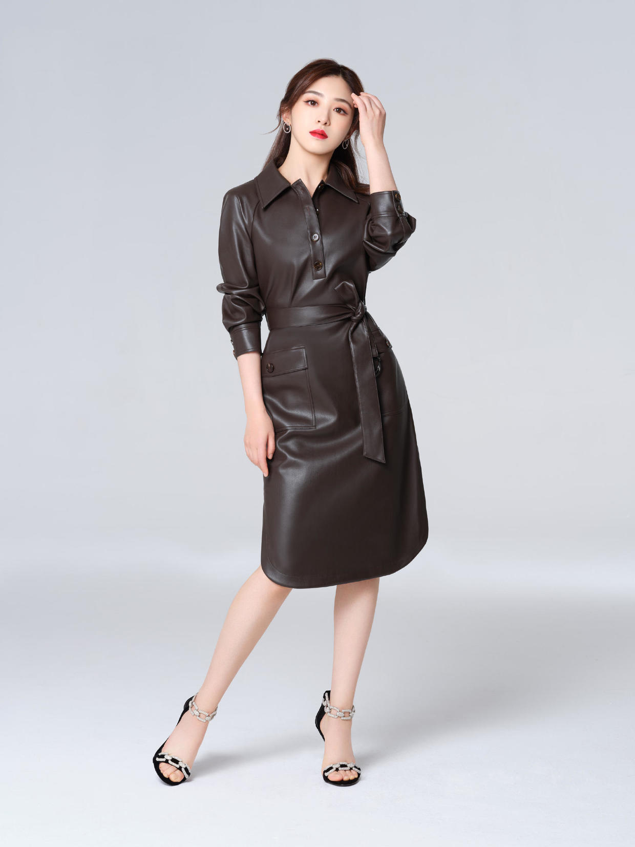 张含韵穿搭成熟,张含韵穿黑西装