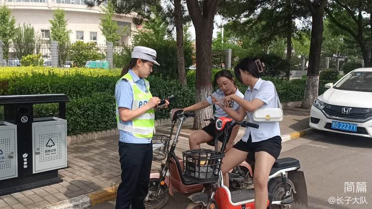 交警开展佩戴安全头盔宣传劝导,交警开展骑车戴头盔行动