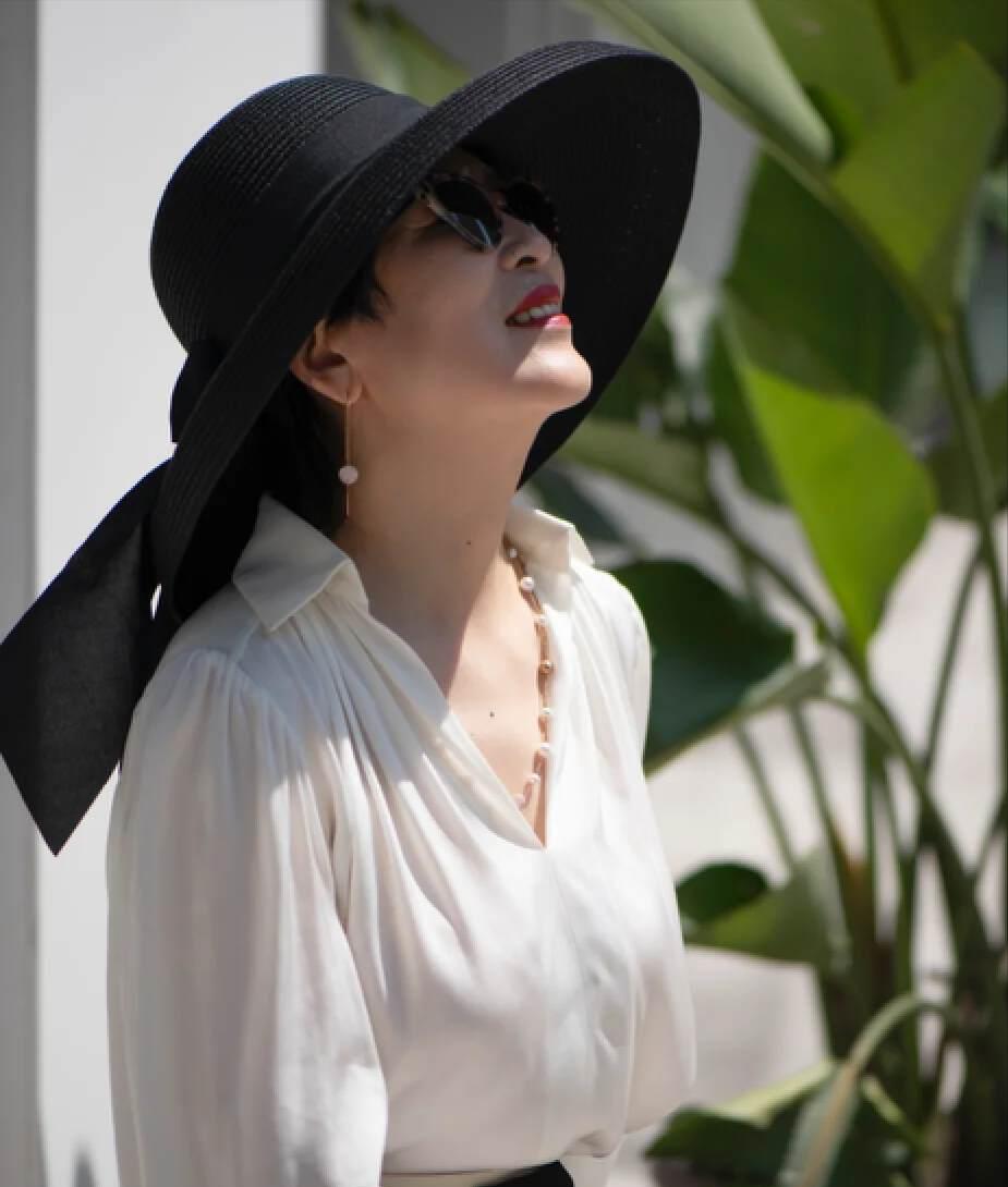 女人过了四十岁别总穿一身黑,女人过了40岁就别穿的太老气了