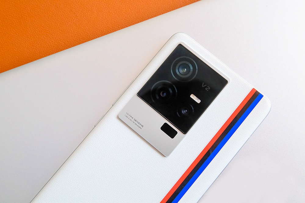 iqoo11骁龙8+2是超频版吗,iqoo11骁龙是不是满血版