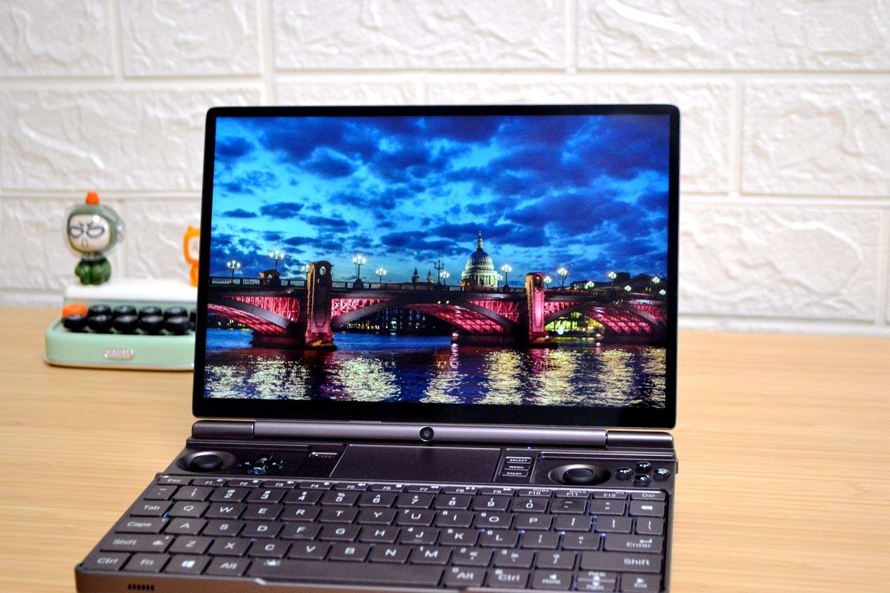 没有独显也能玩3A大作！AMD6800u加持的GPDWINMax2掌机到底有多强