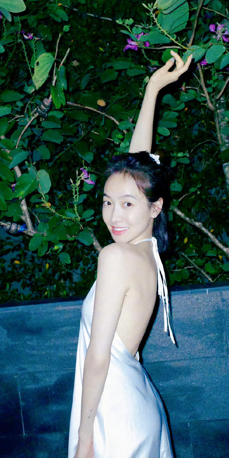 宋茜泰国假期写真壁纸，海风阳光泳衣配裤衩，短发浪漫纯欲风满满