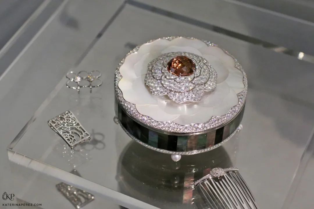 王冠要怎么戴才不会压塌头发,王冠头饰戴法