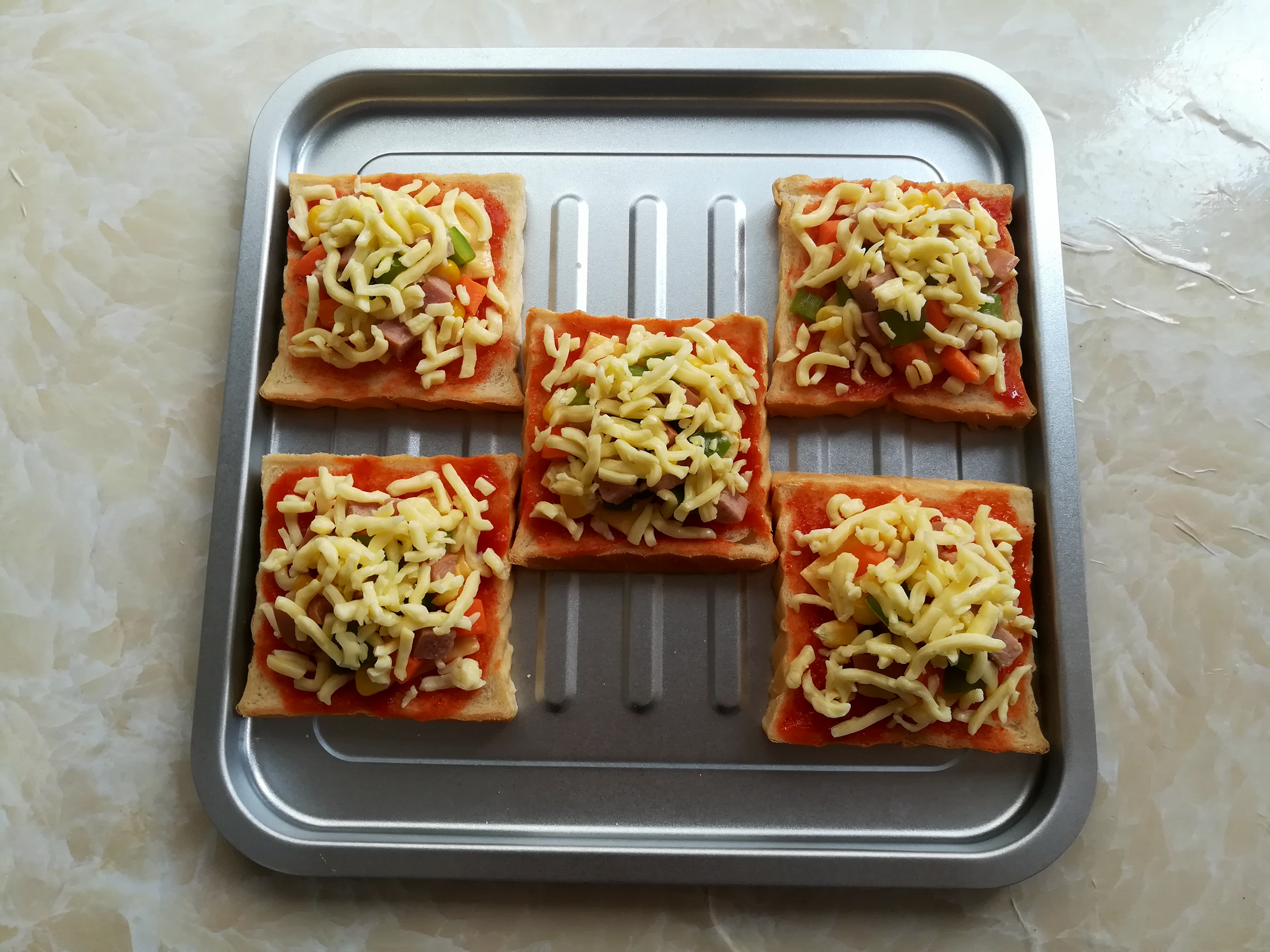 用吐司做迷你小披萨,如何用吐司做披萨简单又好吃