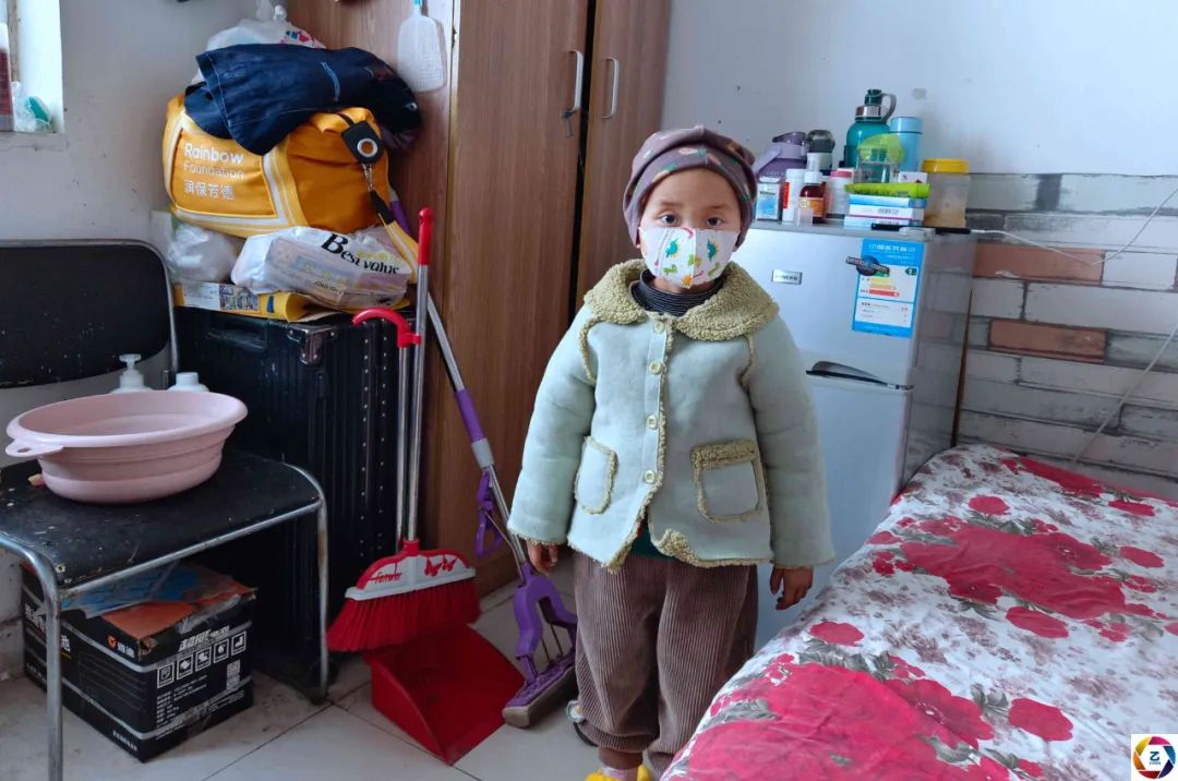 孩子得知爷爷去世崩溃哭泣,女孩得知姥爷去世后大哭