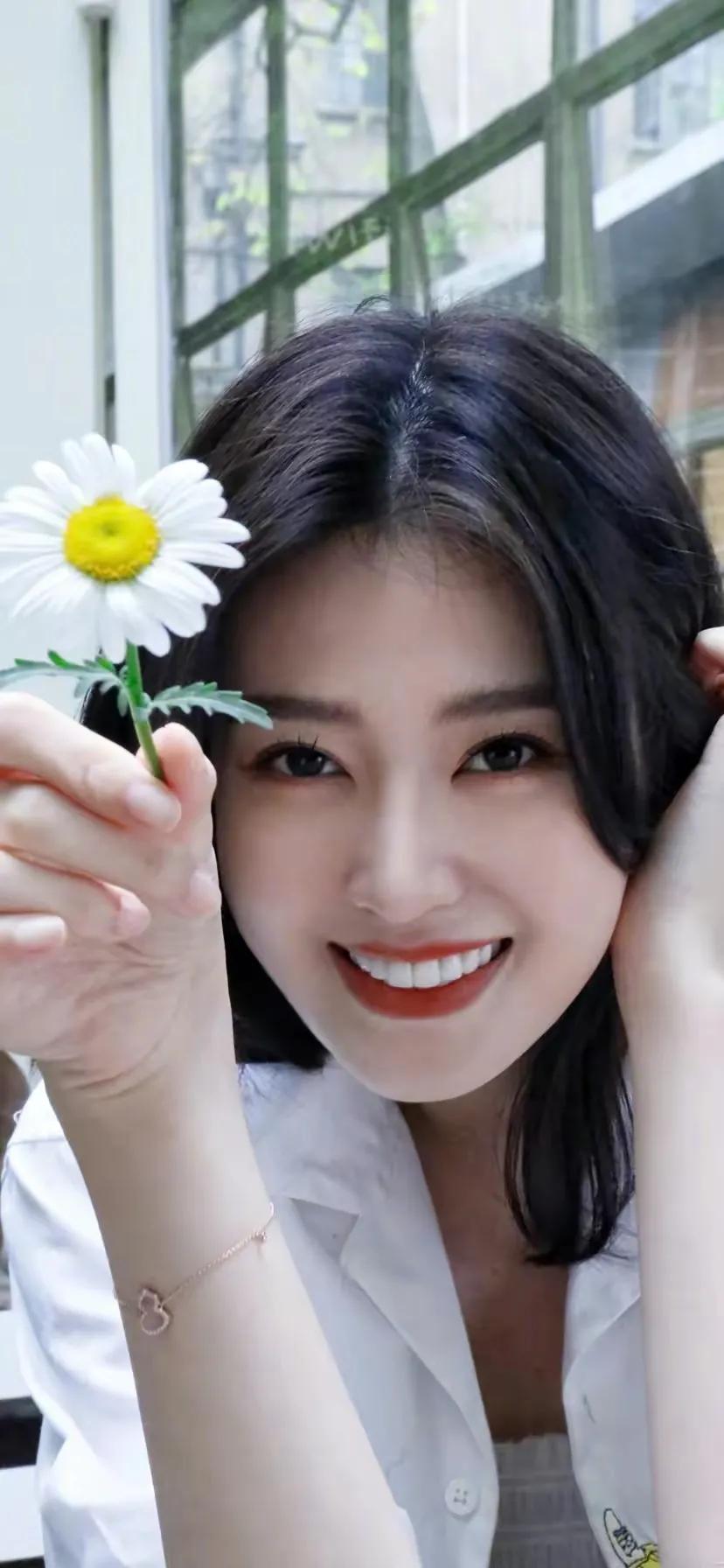 春风唤雨润花田，葱茏岁月韵琴弦