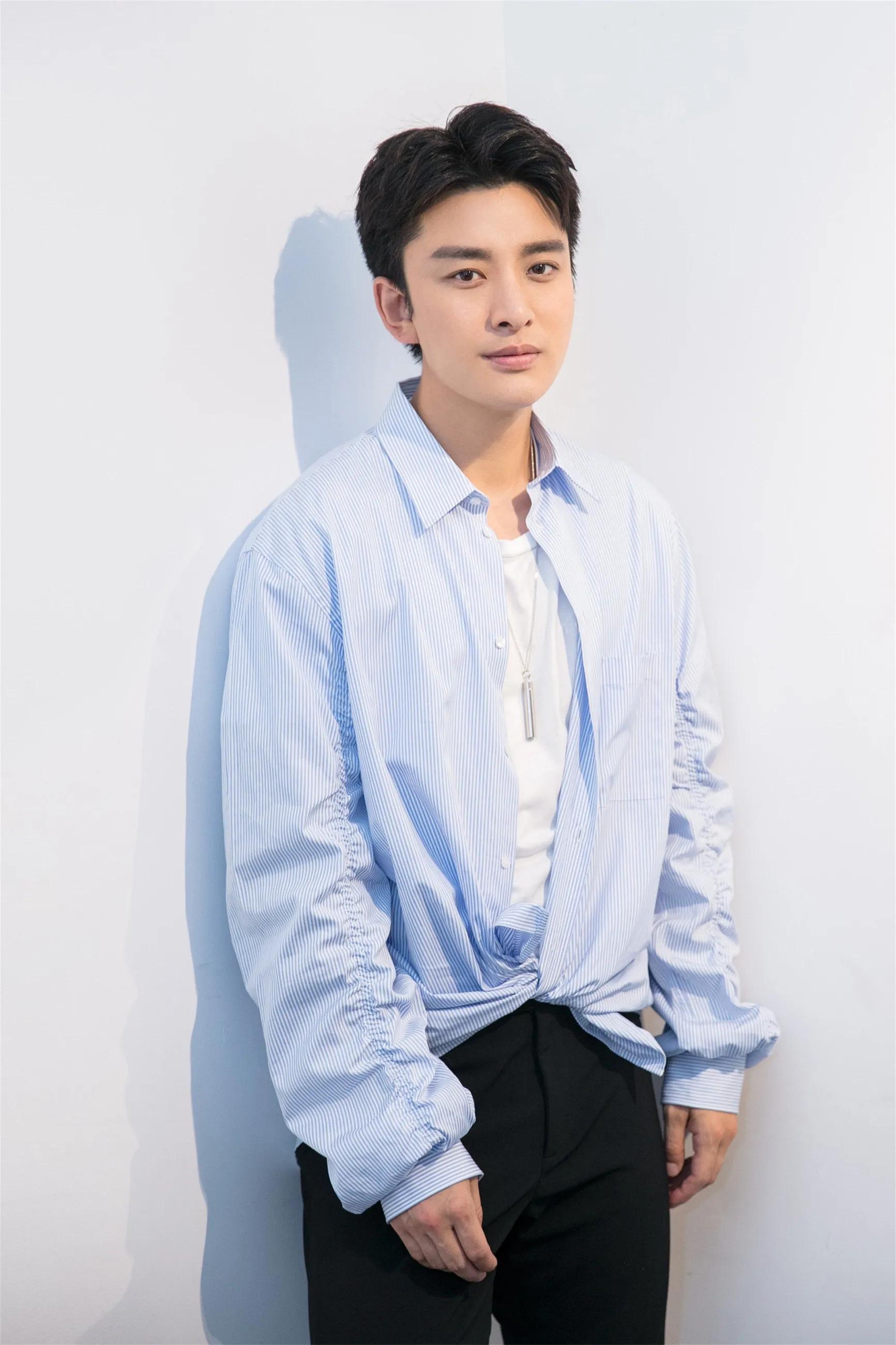 印小天泰国街头热舞，舞姿夸张表情抚媚引争议，精神状态惹人担心