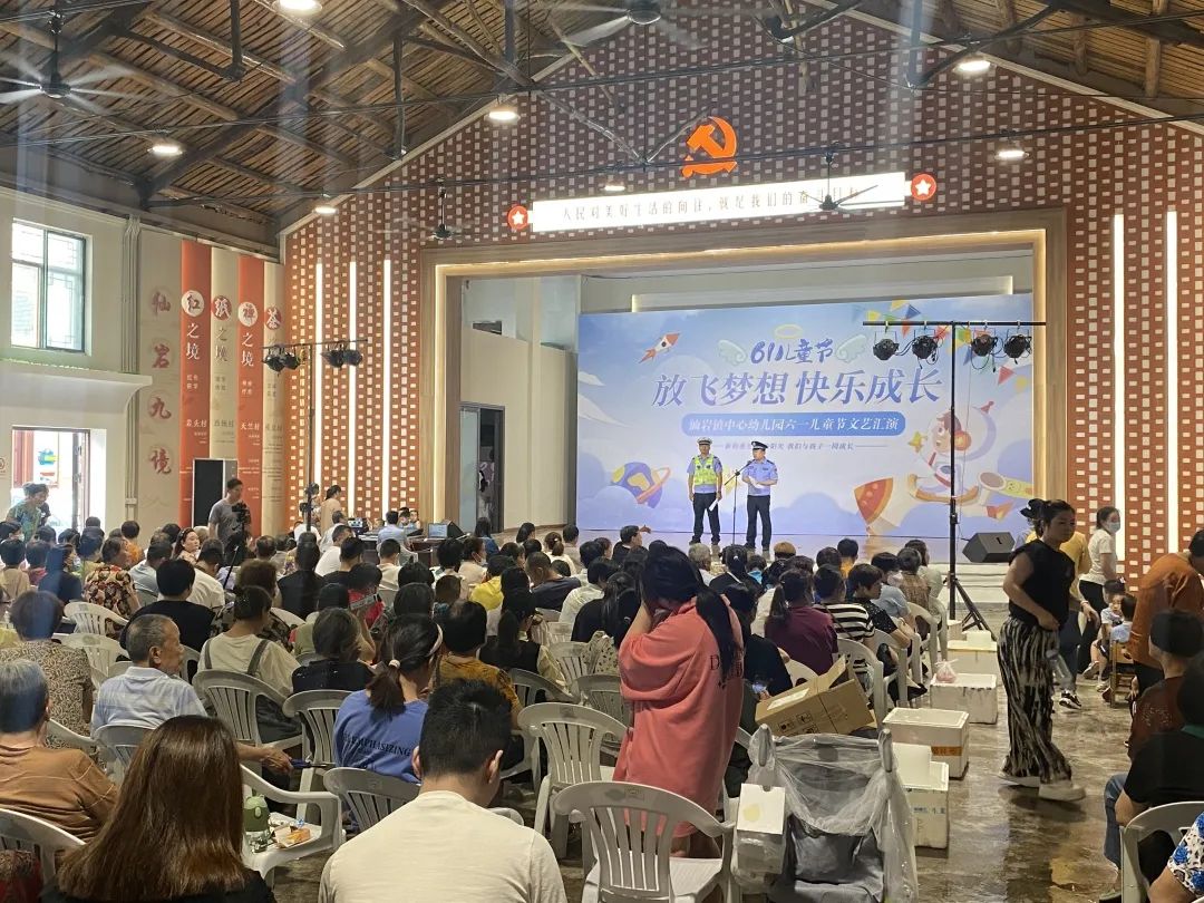 小萌娃应邀进警营警彩体验零距离,警彩少年平安校园