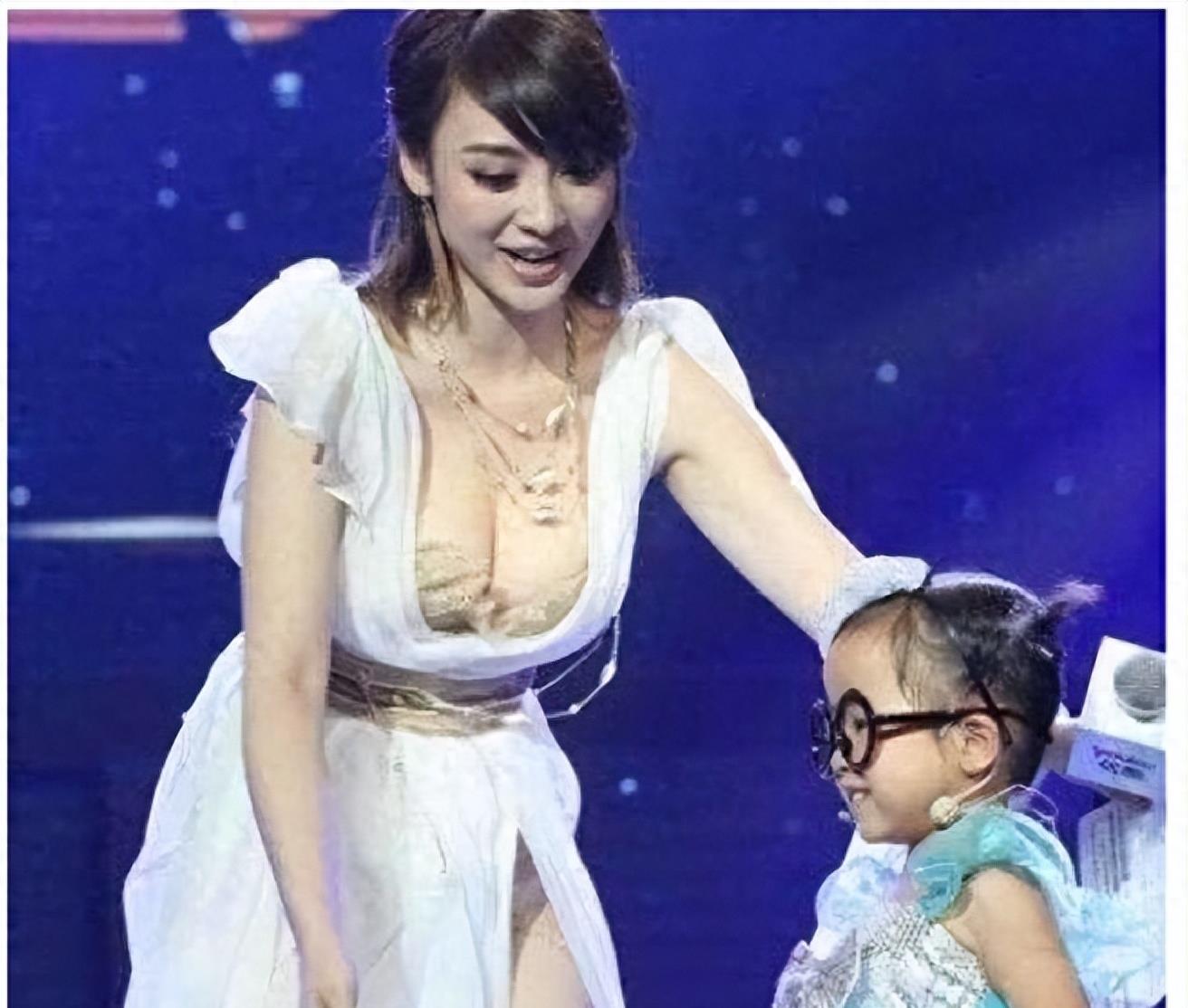 光天化日半露*裤内**、露半球，这几个明星玩转“诱惑”，毫无下限！