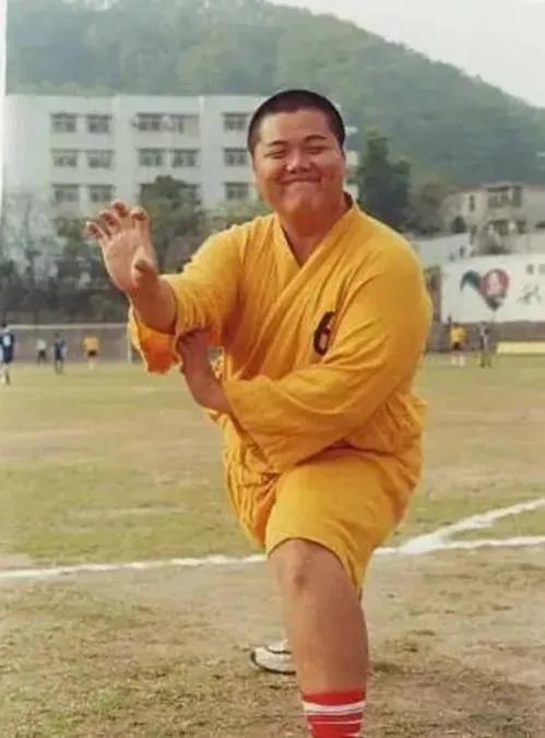 少林足球林子聪假动作过人,周星驰少林足球林子聪