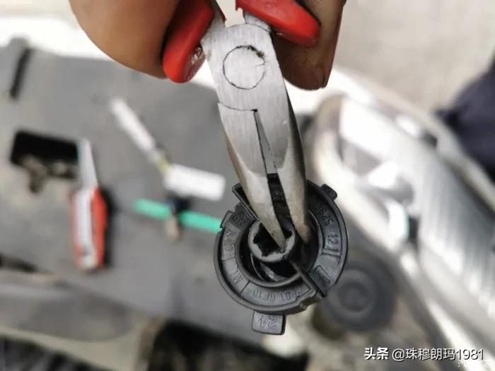 自己动手更换雪铁龙c5转向灯,天逸c5自己更换led灯