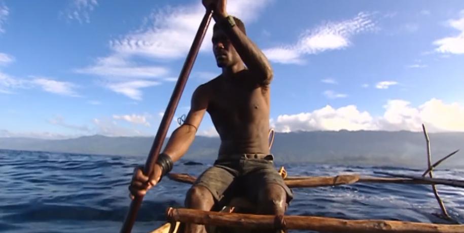 古老部落徒手捕鲨鱼,土著人原始部落捕猎鲨鱼