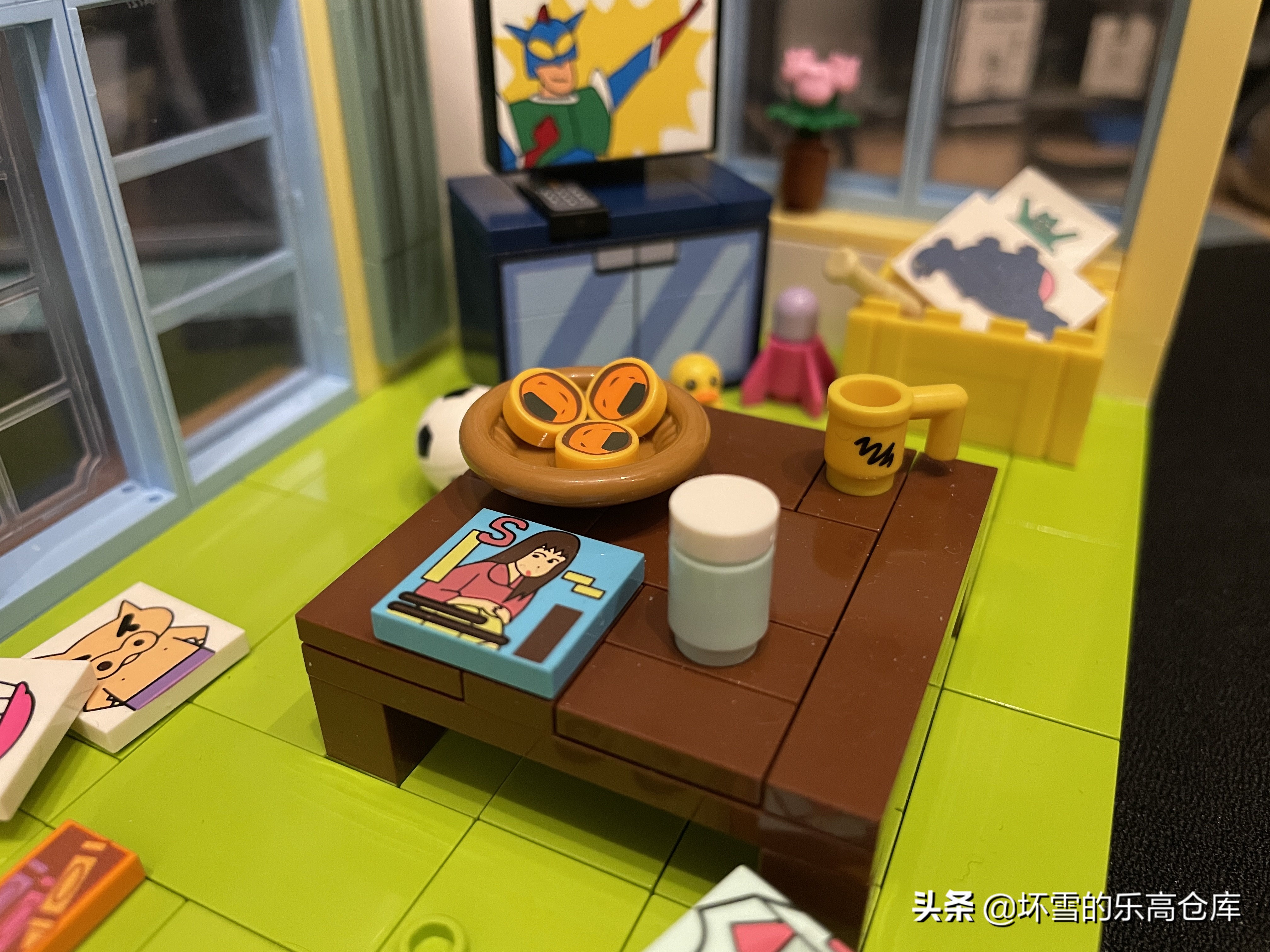 小新来妮妮家看动感超人,小新玩动感超人游戏