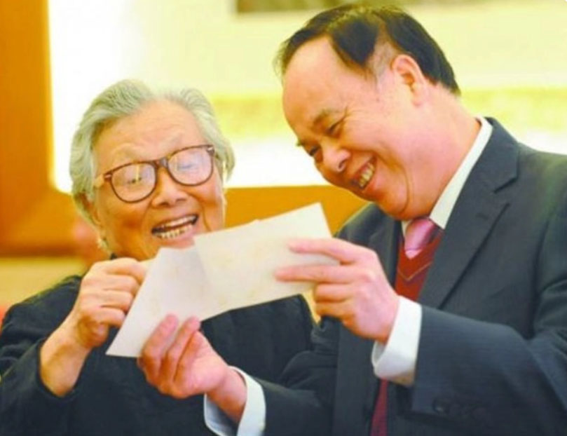 她是*小平邓**的妹妹,建国后第一次见到哥哥,丈夫是火箭军副司令