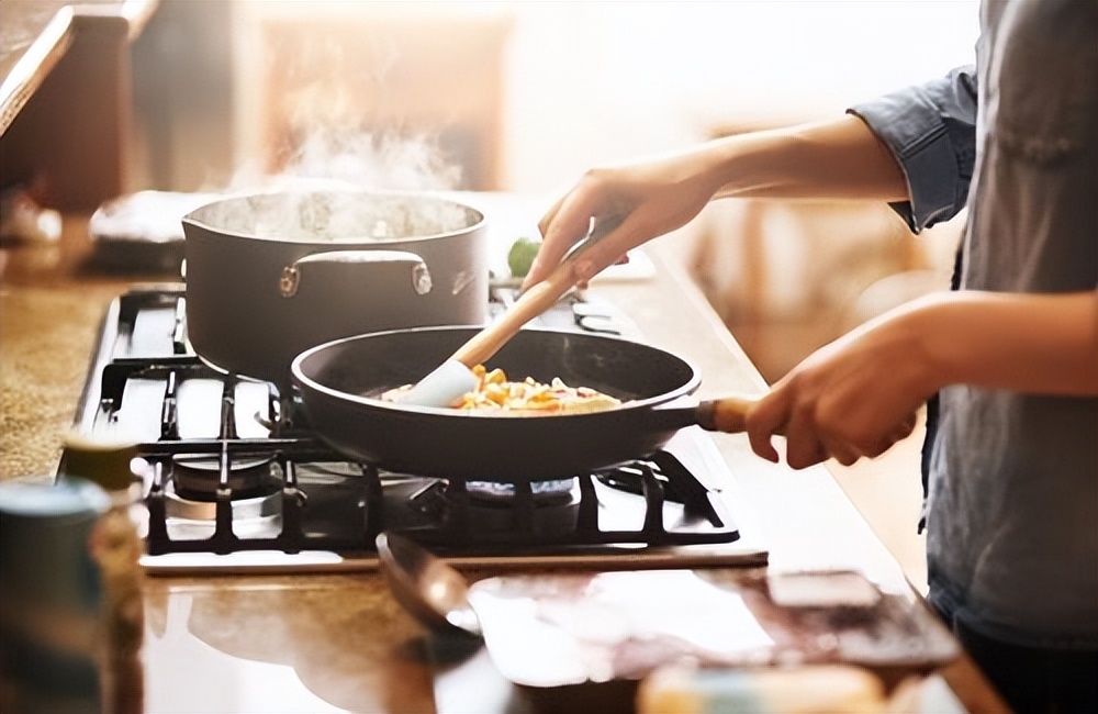 身体五个现象说明盐摄入过多,食盐摄入量少身体会出现哪些症状