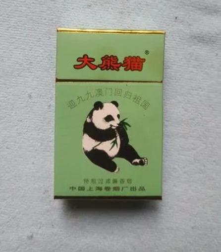 伟人与香烟：毛*东泽**吸百家烟，*小平邓**吸烟被递条，为戒烟吃花生