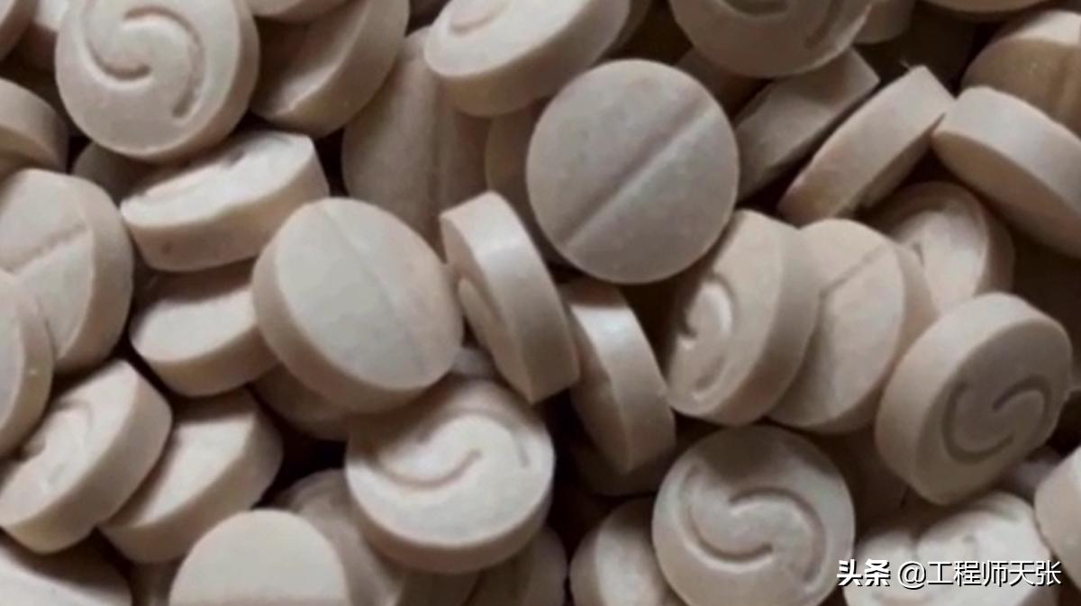 俄军缴获乌军神秘药丸,俄军给乌军俘虏吃什么