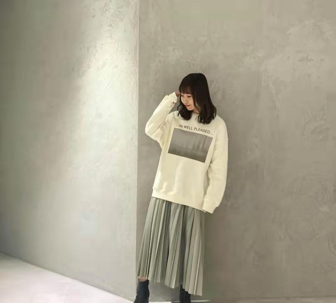 秋冬毛衣或者卫衣搭配的半身裙,灰色卫衣搭配什么颜色的半身裙