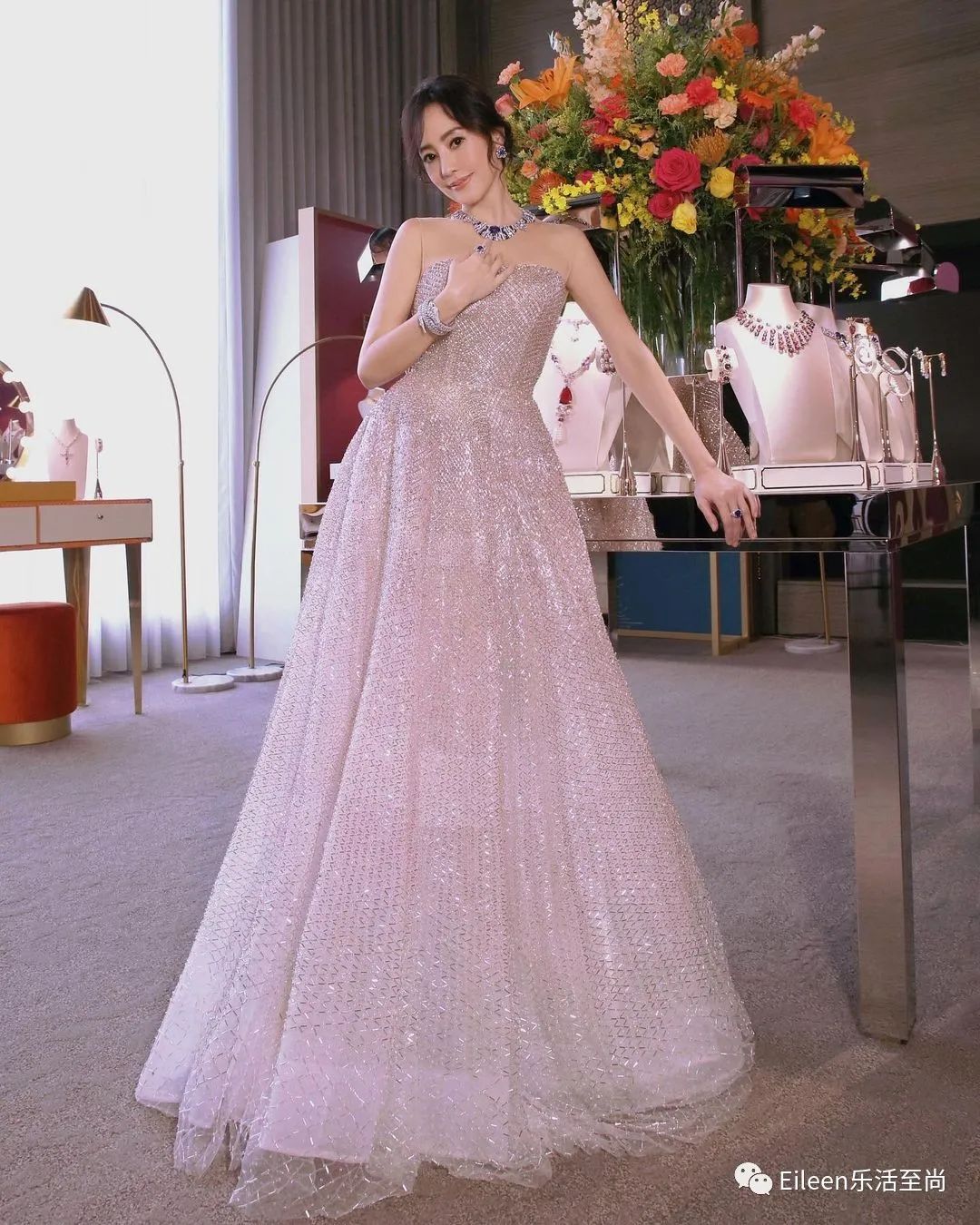 39岁嫁入豪门8亿元豪宅,300亿身家3亿豪宅