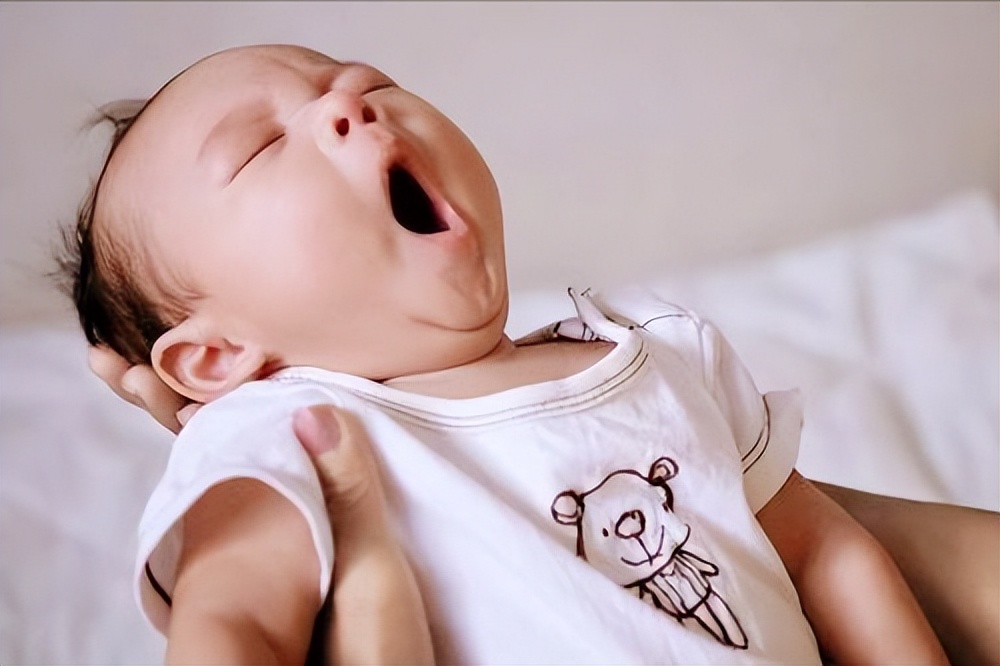 宝宝睡着突然就哭,宝宝睡着了突然就哭了是什么原因