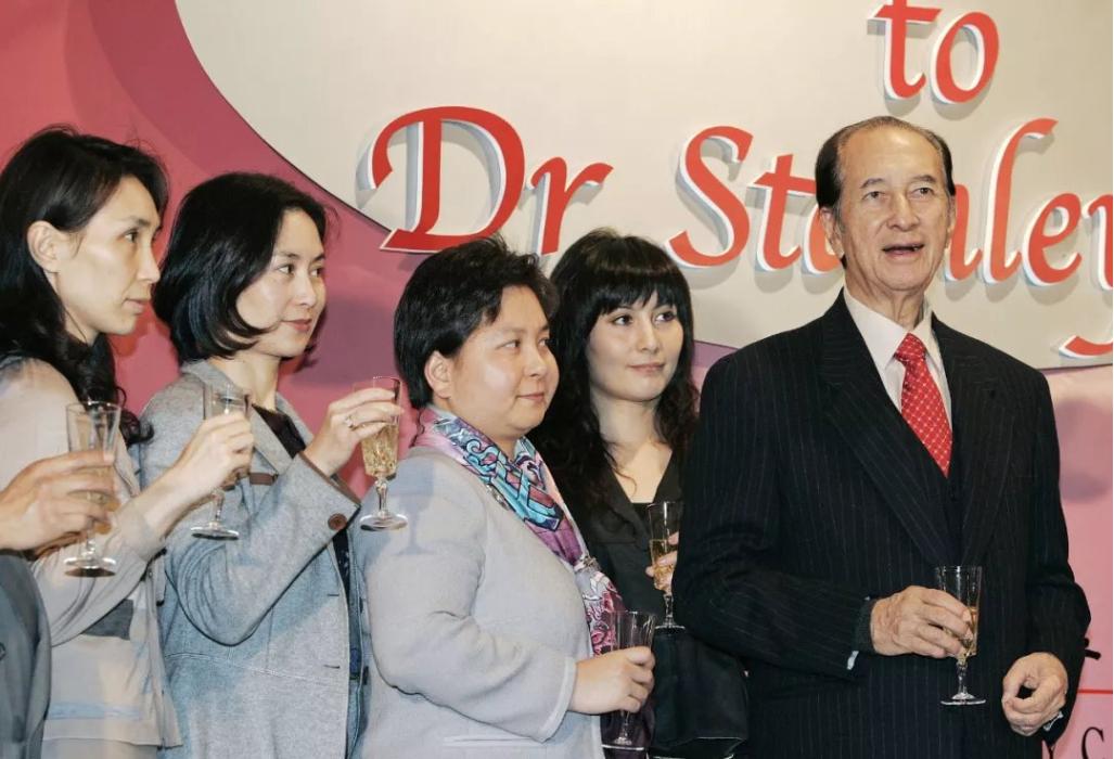 梁安琪何超欣逛街,梁安琪何超欣豪宅