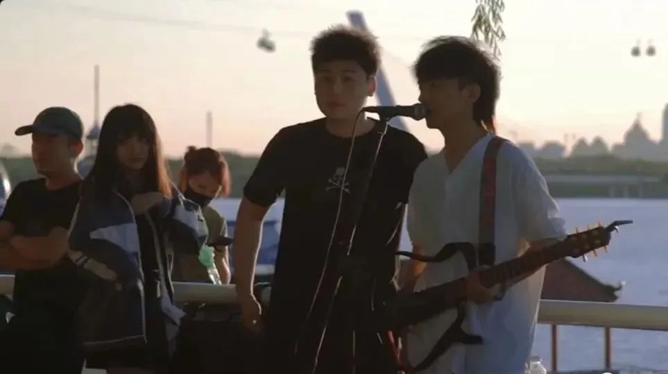 夜幕下哈尔滨美丽的松花江畔,夜幕下的哈尔滨松花江