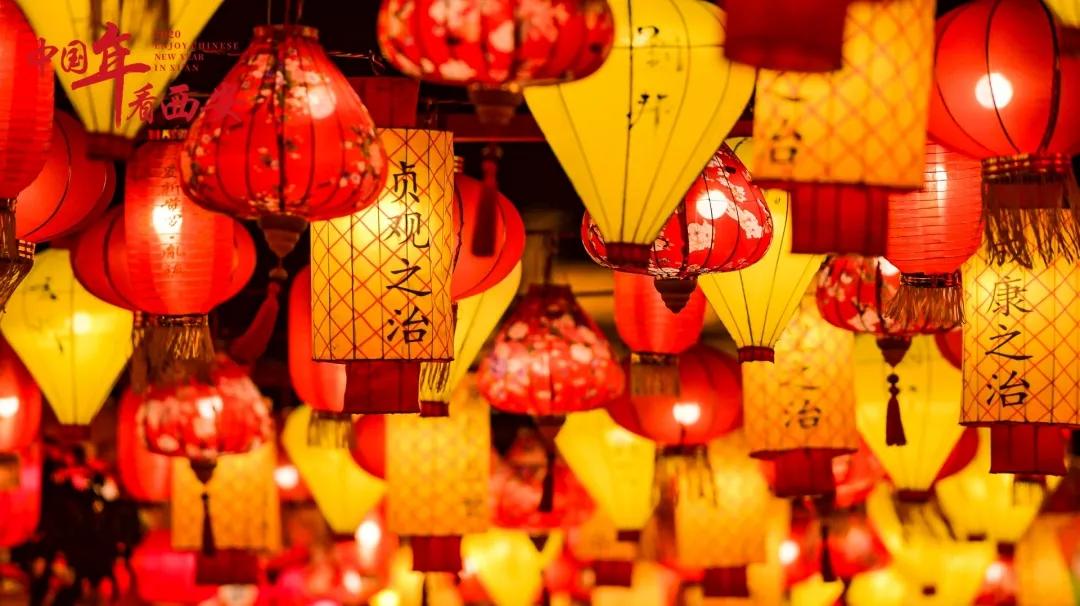 放鞭炮贴对联的习俗,春节贴春联放鞭炮还有什么习俗