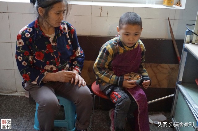 狠心奶奶咬断孙子手指,奶奶忍心咬下孙子手指