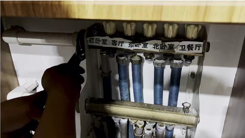 地暖更换分水器漏水怎么办,地暖更换分水器用抽掉管里的水吗