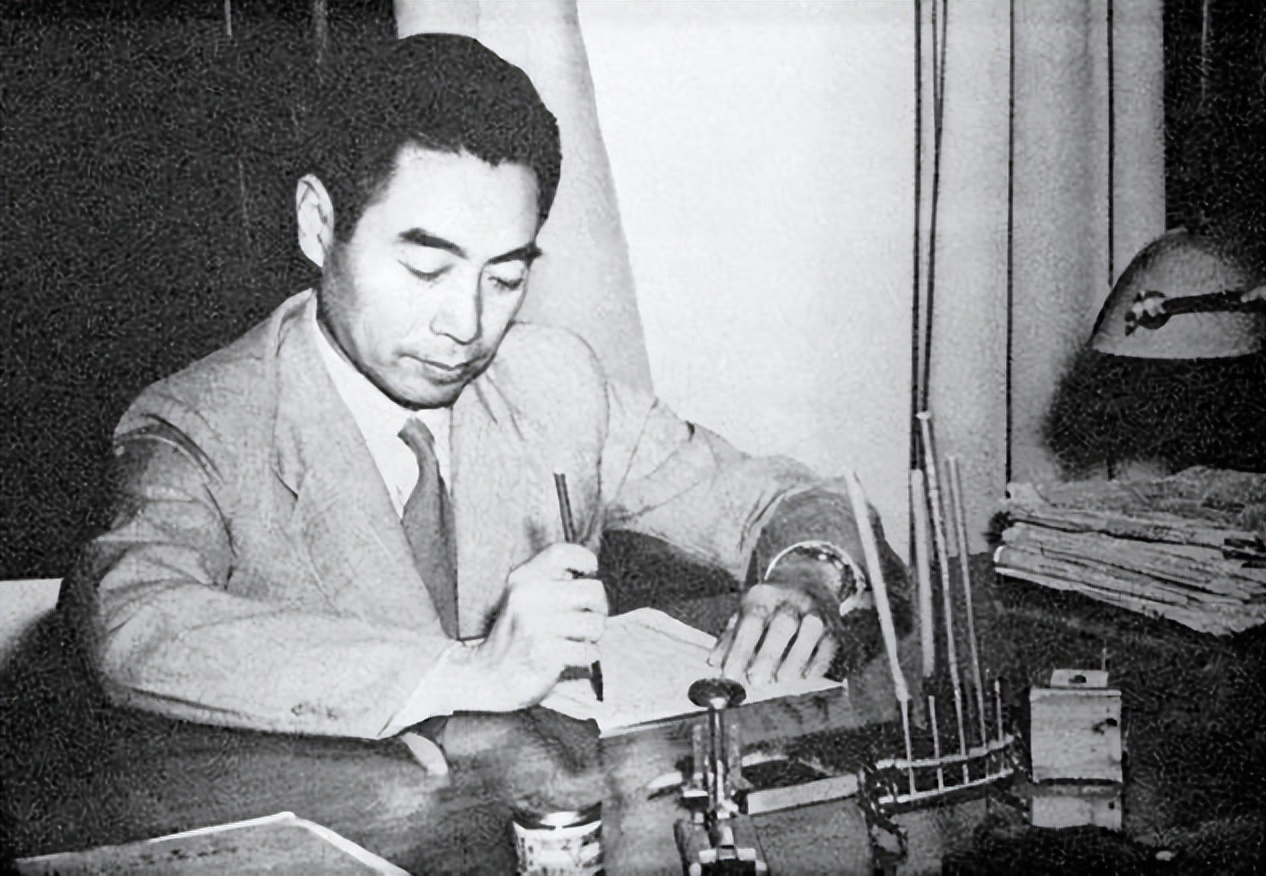 记者故意刁难周总理：为何要用美产钢笔？他的回答让记者羞愧