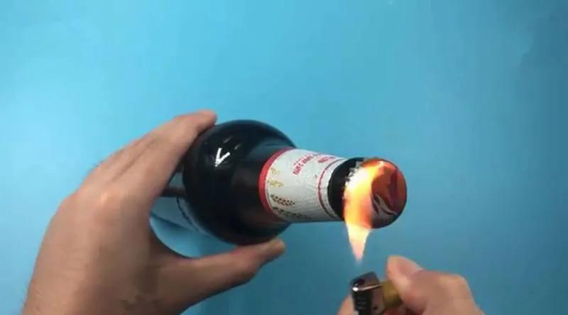 才发现，原先啤酒瓶盖里埋有小机关，把握以后小女生也能拧开