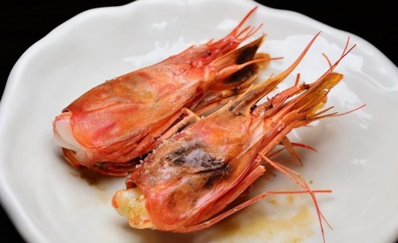 虾放在冰箱里变黑了虾头还能吃吗,虾在冰箱虾头变黑还能吃吗