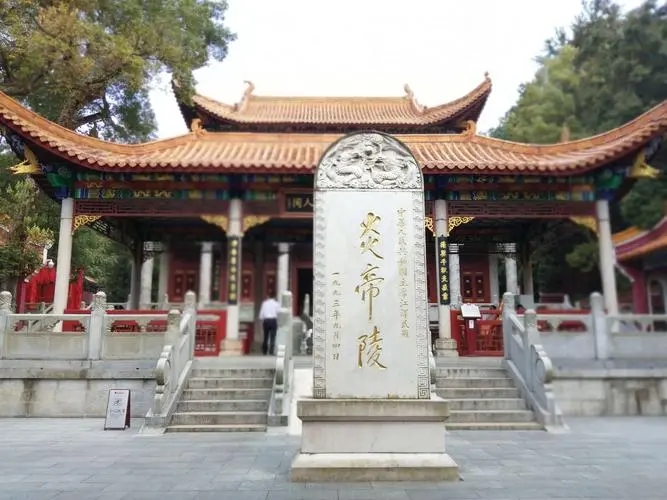 从古到今都没找到的名人墓,八十年代修铁路发现的大墓