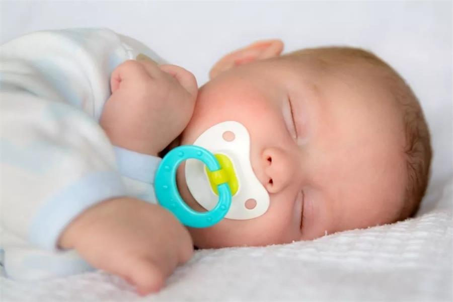 宝宝睡觉习惯安抚奶嘴怎么戒掉,睡觉离不开安抚奶嘴