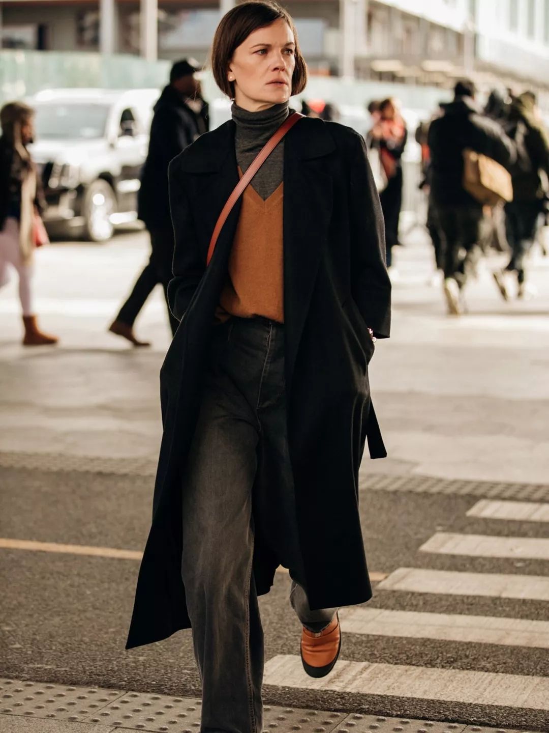 没想到简简单单的上衣这么有气质,没想到穿小黑裙气质还真不错