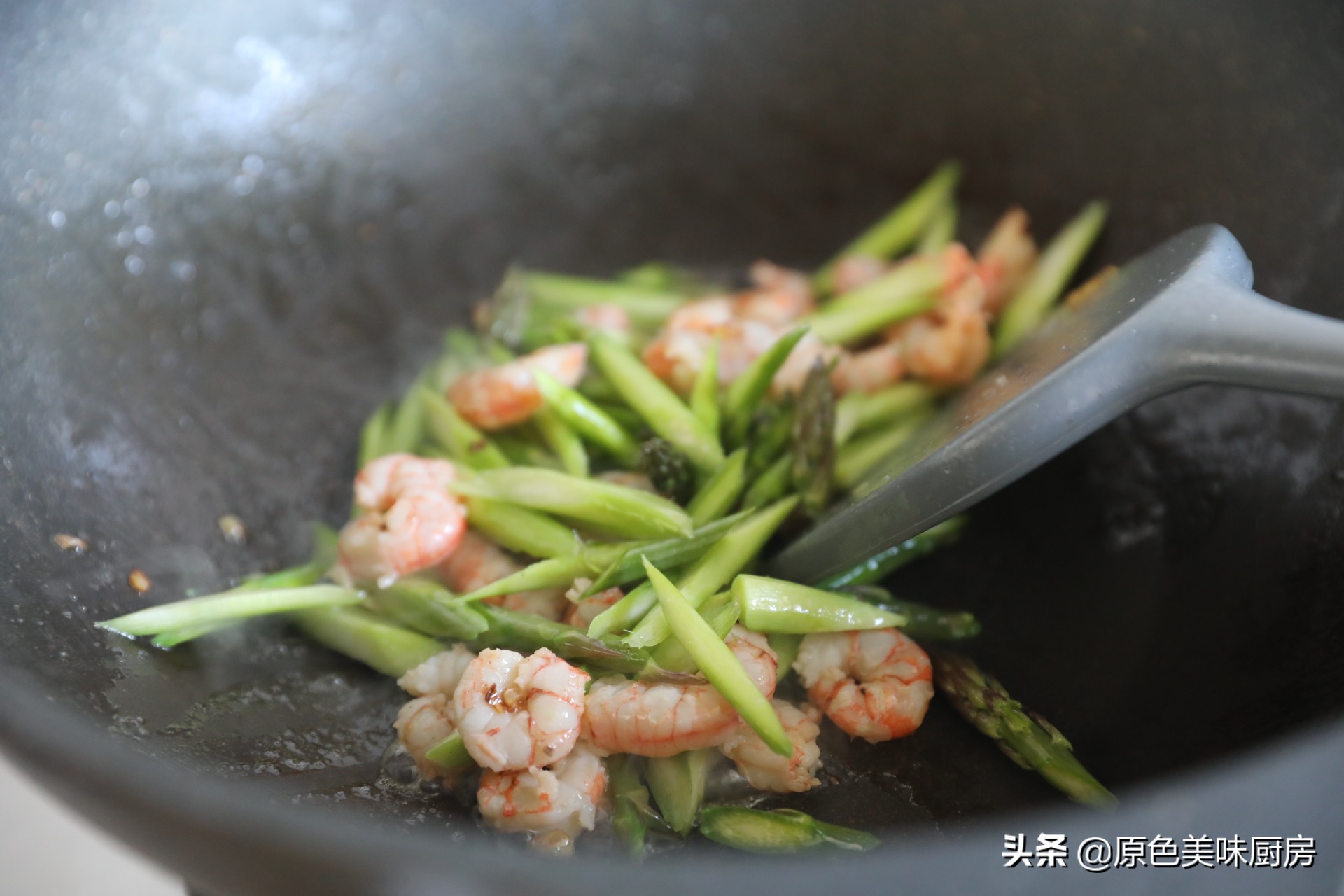 怀孕虾仁炒芦笋的家常做法,蛋白虾仁炒芦笋