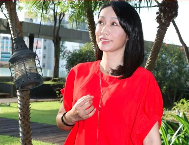 摸腿、陪酒、绝育、自杀，娱乐圈的*规则潜**，“毁”了多少女孩？