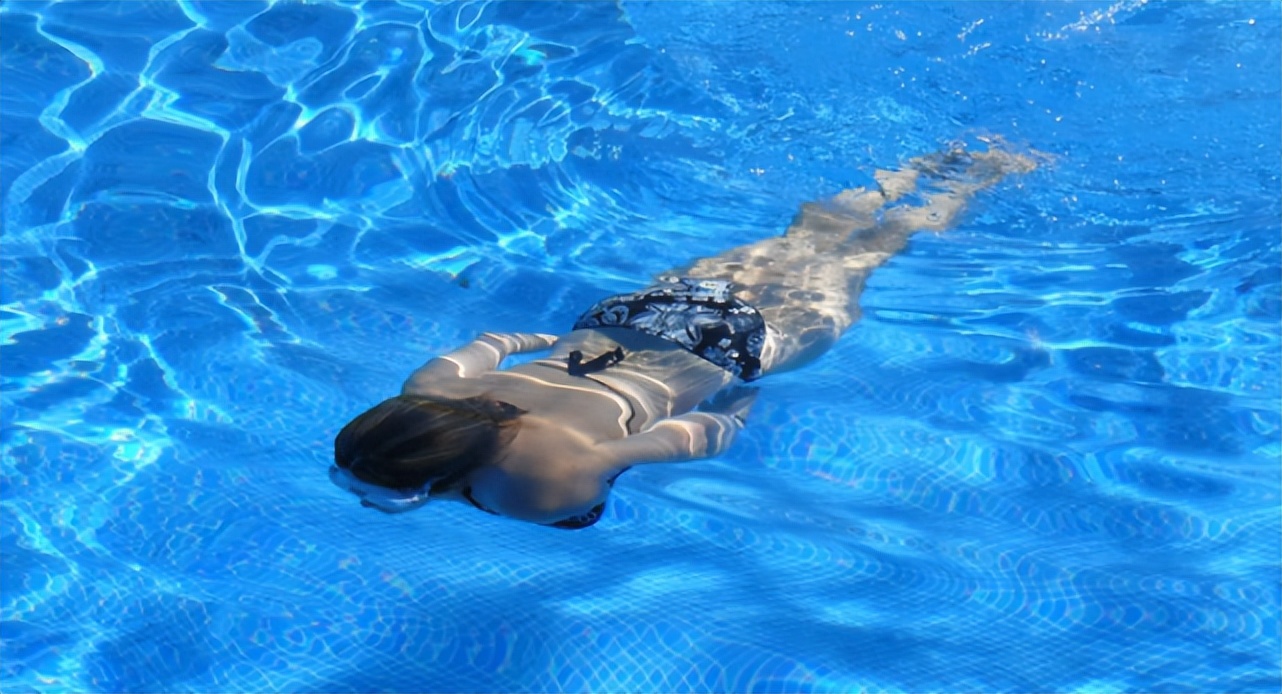 做完近视手术后还能打篮球吗,做完眼袋手术多久可以游泳