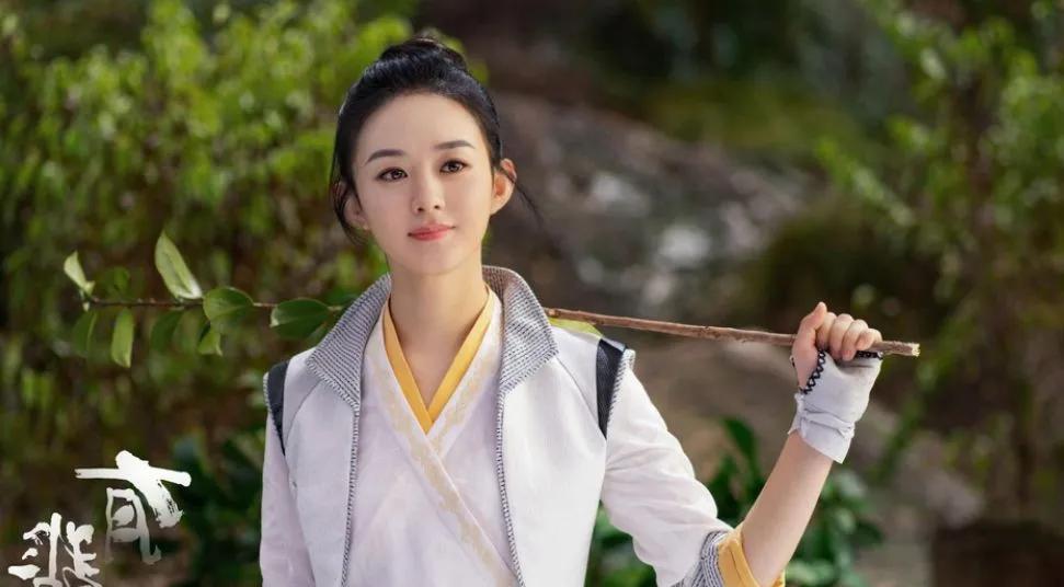 赵丽颖身着改良版旗袍大秀国风,赵丽颖穿着旗袍的照片