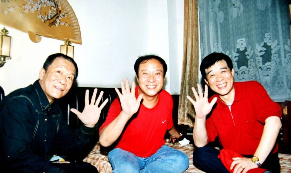 牛群和冯巩晚年见面,牛群辞官