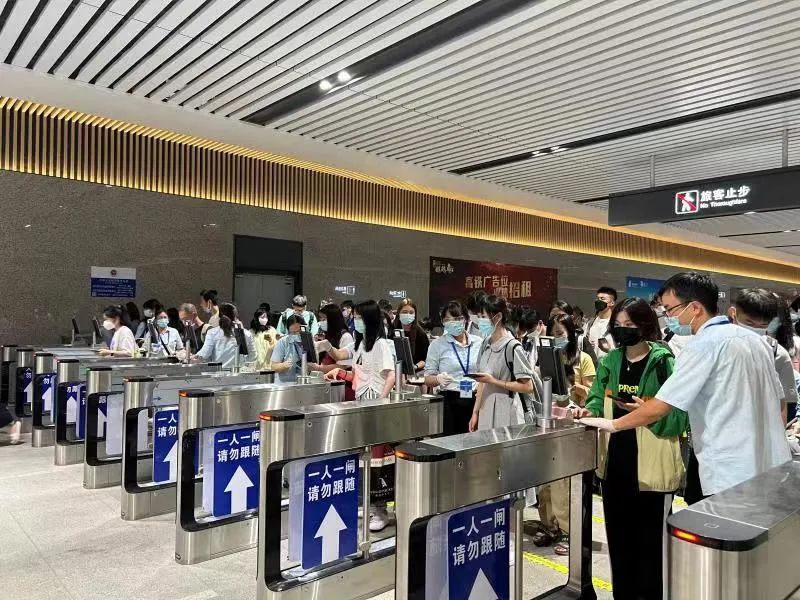 火车到站后必须多久出站,火车到站了过2小时出站行吗