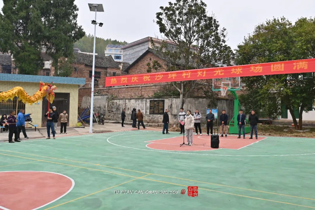 为了打村BA，湖南郴州沙坪村村民自己建了一个灯光篮球场